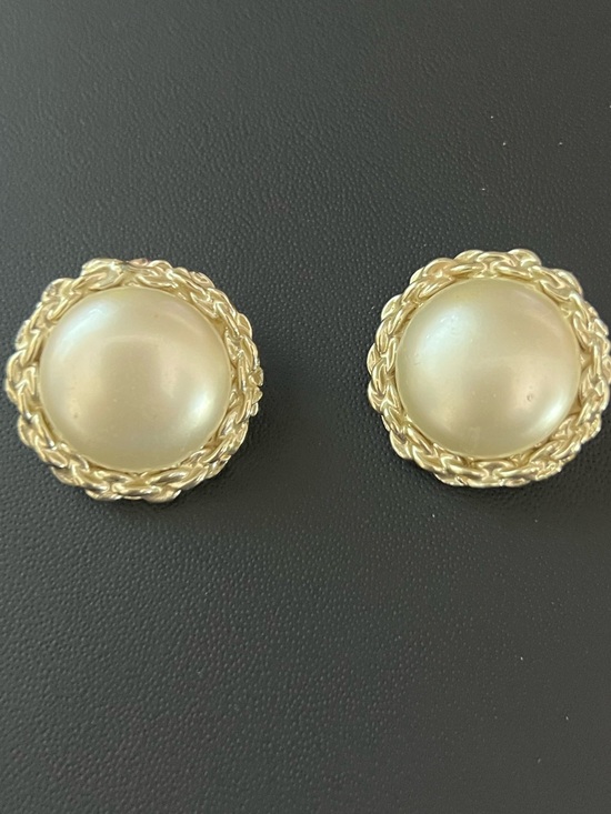 Jewelry - Vintage Coro Pearl Clip on Earrings
